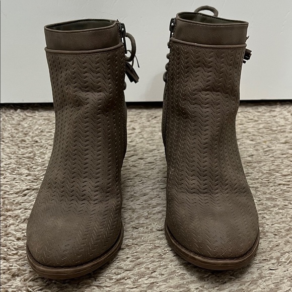 Roxy Devon Taupe Brown Textured Stacked Heel Ankle Booties - Size 9 - Picture 16 of 16